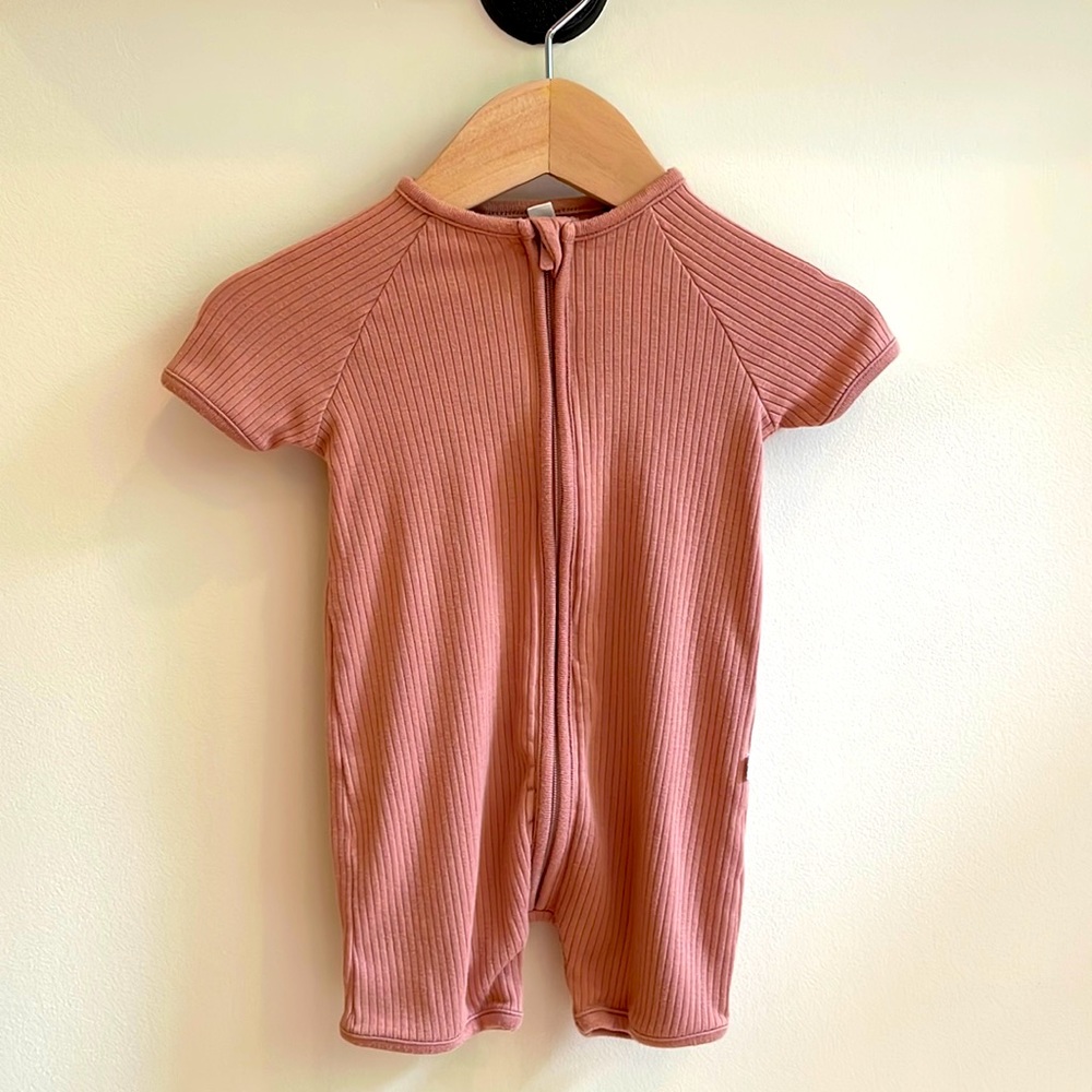 Mori - Ribbed Summer Zip-Up Romper in Rose.